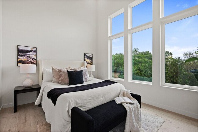 Building Photo - Room in Apartment on N Bluff Dr