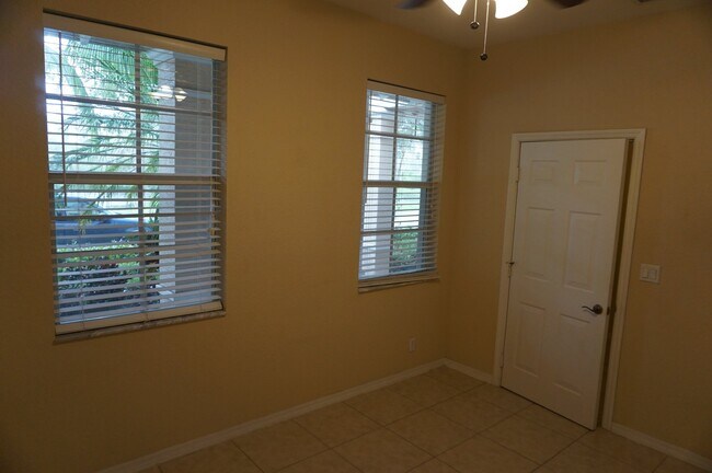 Building Photo - 335 E Thatch Palm Cir