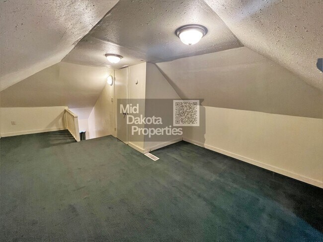 Building Photo - 1200 E 3rd-2 Bedroom house