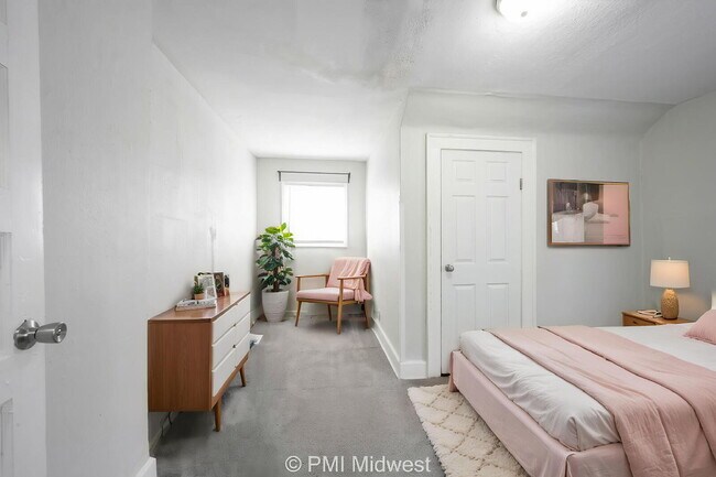 Building Photo - Charming 2-Bed, 2-Bath Duplex in Indianapolis