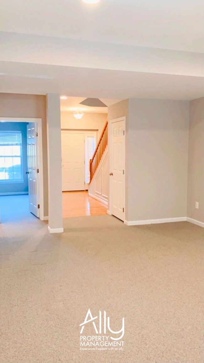 Building Photo - 908 Rainier Rd