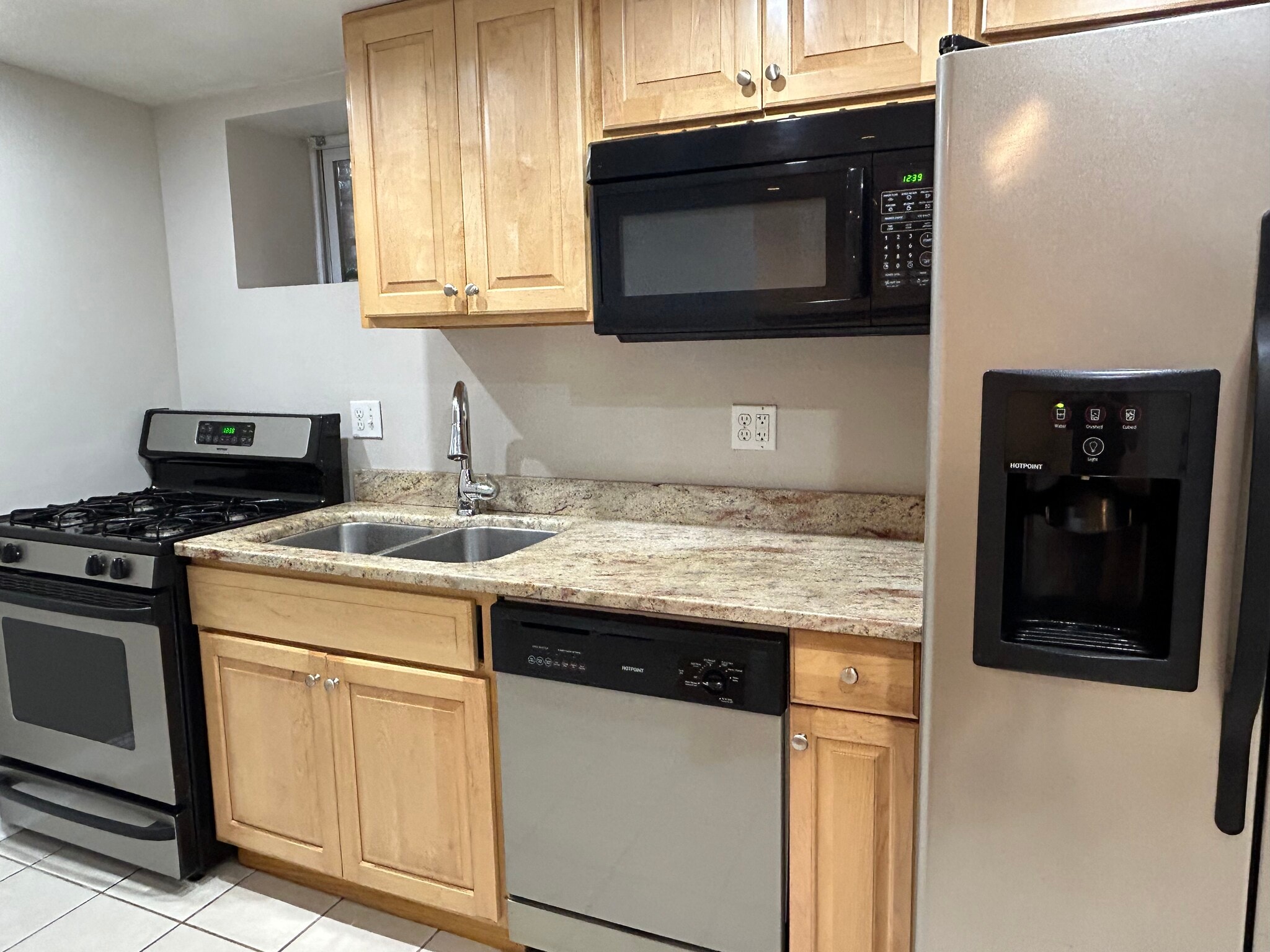 Stainless & Fully equip + garbage disposal - 707 College Ave