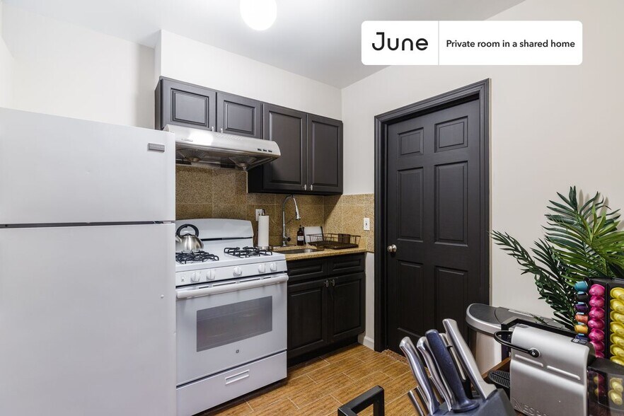 Building Photo - Room in Shared 3 bed/1 bath home in Chinatown