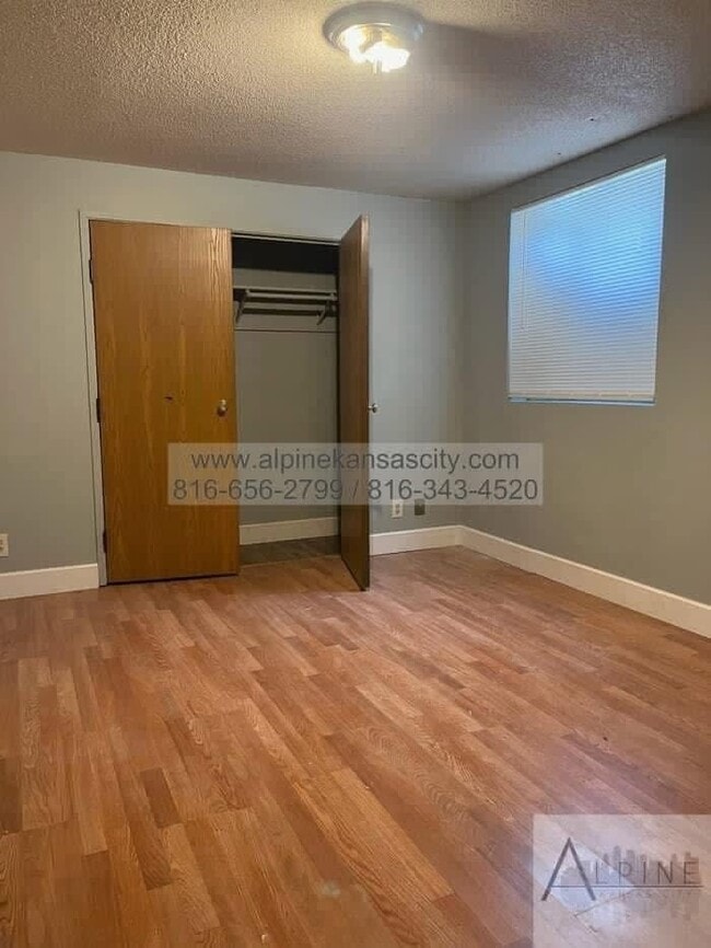 Building Photo - Spacious Duplex off Truman Rd