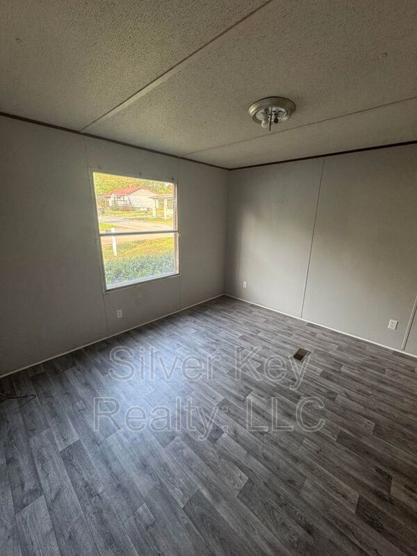 Building Photo - 901 Eastanallee Ave