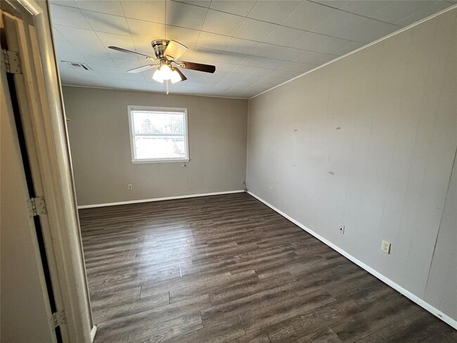 Building Photo - 817 S Kelly Ave
