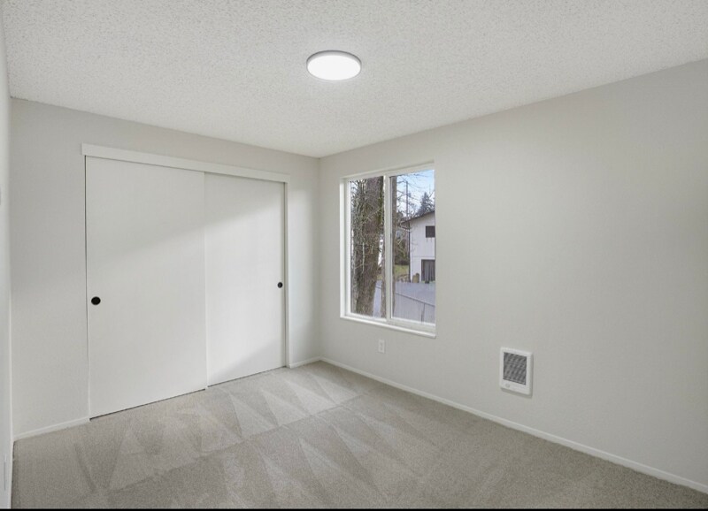 Building Photo - 902 NE Hacienda Ct