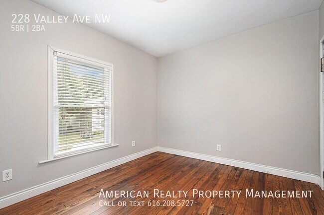 Building Photo - 228 Valley Ave NW