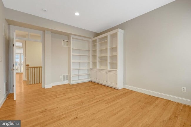 Building Photo - 229 Locust St SE