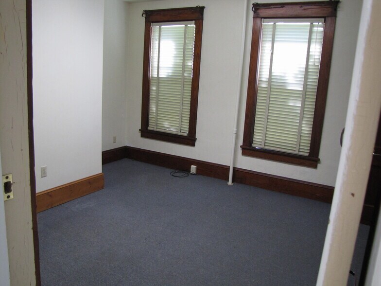 322 rm 2 - 322 S Burrowes St