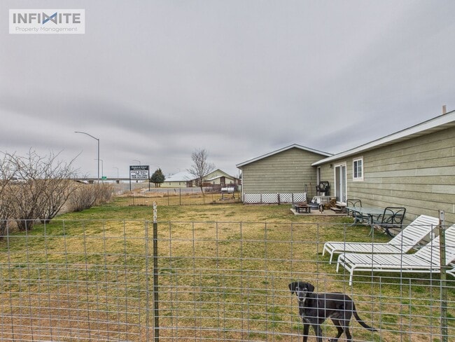 Building Photo - Welcome to this charming 3-bedroom, 1-bathroom home