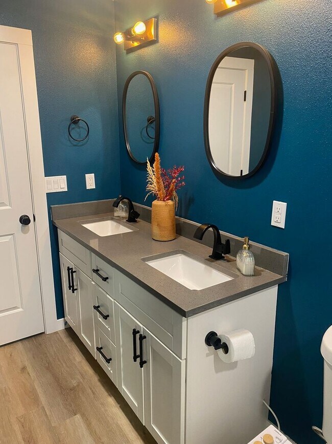 Building Photo - Charming 2-bed, 1-bath home in Sunnyside neighborhood, with private fenced backyard.