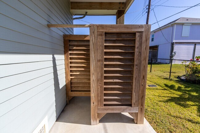 Building Photo - 16511 John Davis Rd