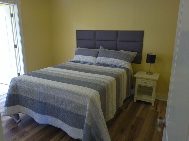 Building Photo - Charming Golf Course Condo for Rent – Residential Estates