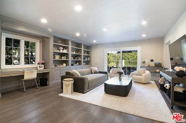 Building Photo - 9145 Sawyer St