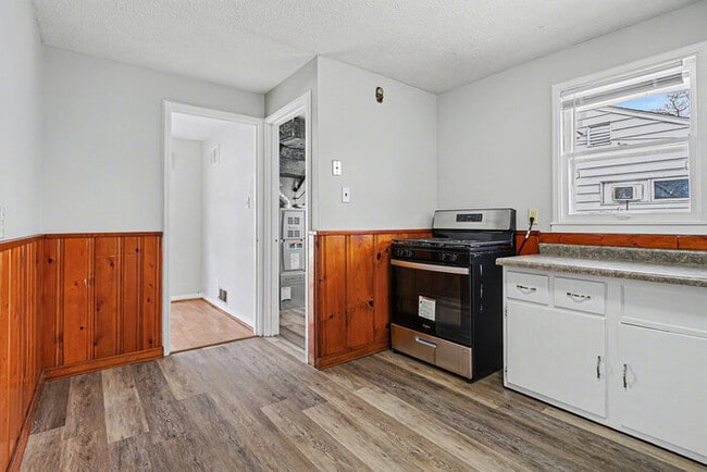 Building Photo - Charming 3-bedroom, 1-bath gem in the heart of Mishawaka!