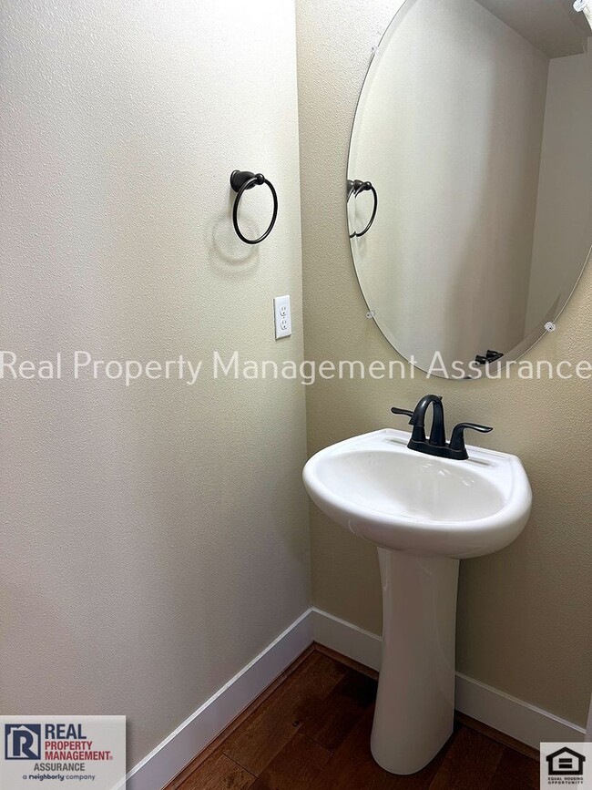Building Photo - 410 SW Basilone Terrace