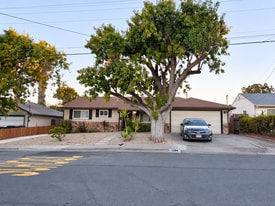 Building Photo - 1304 Louis Dr
