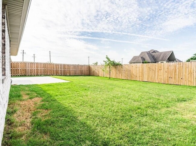 Building Photo - 910 Redfree Dr