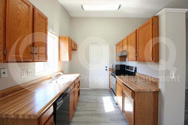 Building Photo - 713 W Mesquite St