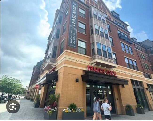 Building Photo - 3075 Hawthorne Dr NE