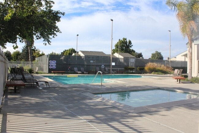 Building Photo - Waterfront 3 Bedroom and 2 1/2 Bath Home i...