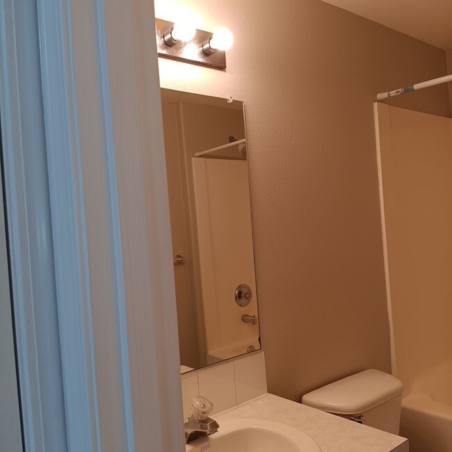 Building Photo - Relax and Enjoy Your Next Home in Monouth!