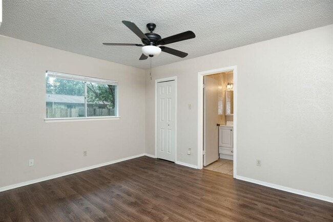Building Photo - 10419 Firethorn Ln