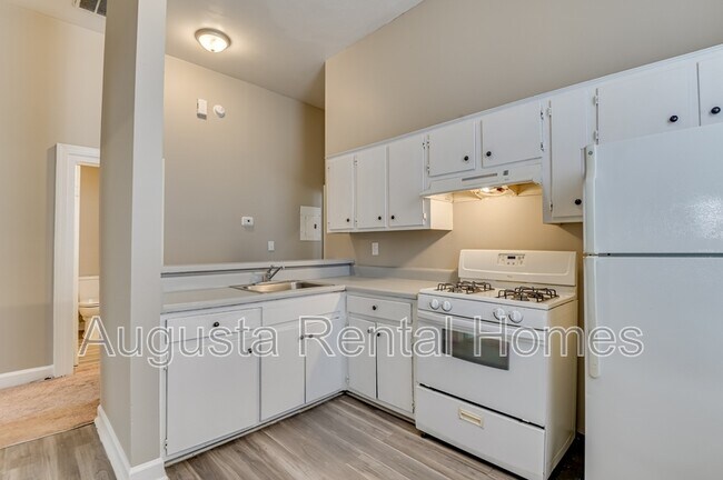 Building Photo - 515 3rd St