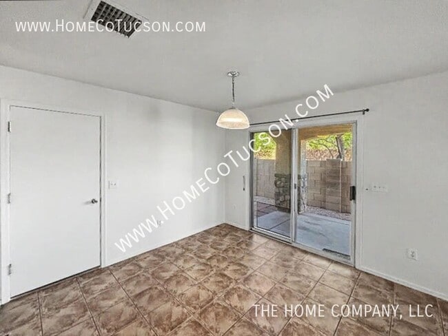 Building Photo - 2708 N Saramano Ln