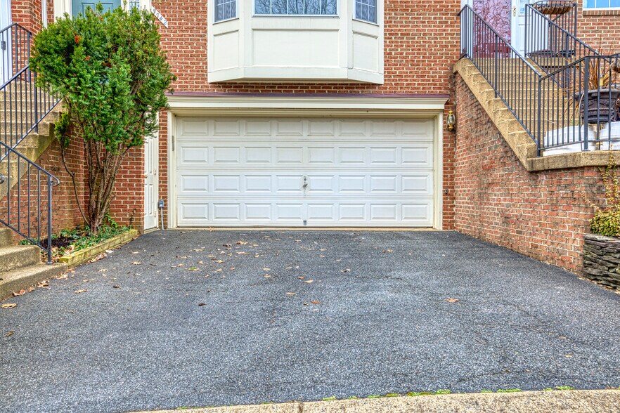 Building Photo - 5742 Governors Pond Cir
