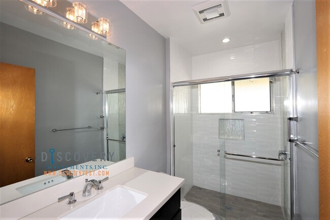 Building Photo - Piedmont Mid-Century 5 Bedroom 4.5 Bathroo...