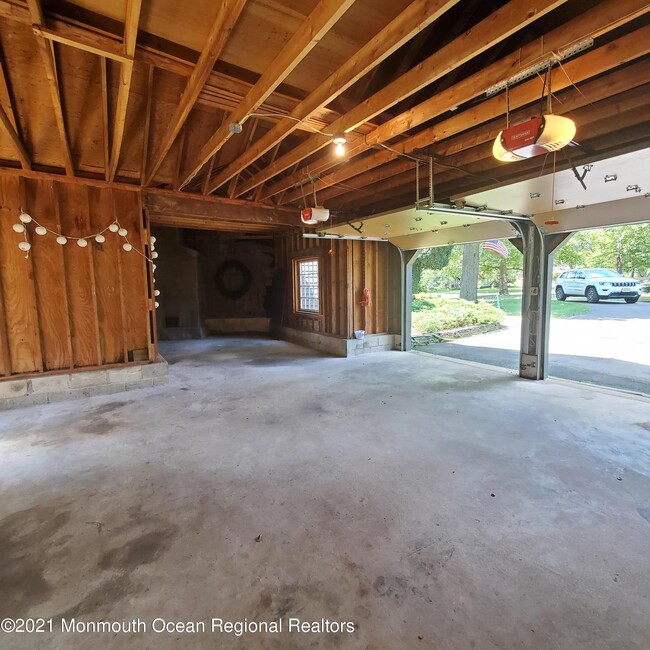 Building Photo - 16 E Larchmont Dr