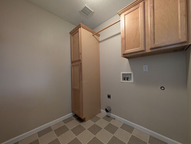 Building Photo - Beautiful 3-Bedroom, 2.5-Bath Home In River Road Area of Eugene!