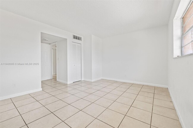 Building Photo - 4045 NW 19th St