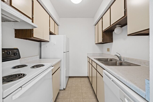 Building Photo - 2 Bedroom/1.5 Bathroom Upper available at our Cedar View Apartments