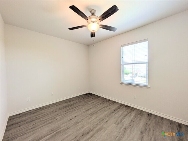Building Photo - 360 Caveside Dr