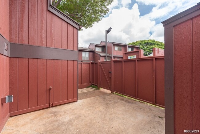 Building Photo - Spacious 4BR/2.5BA/2PKG Townhome with Ocea...