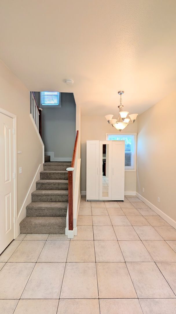 Building Photo - GREAT DOWNTOWN LOCATION!! GATED PARKING!
