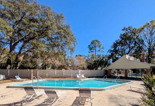 Building Photo - "NOW AVAILABLE! Spacious 3-Bedroom Townhouse Retreat with 2.5 Baths in Orange Park Awaits!"