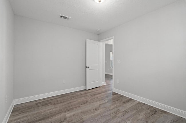 Building Photo - 571 Riverwalk Cir