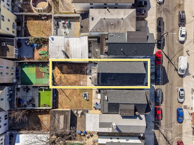 Building Photo - 319 William St