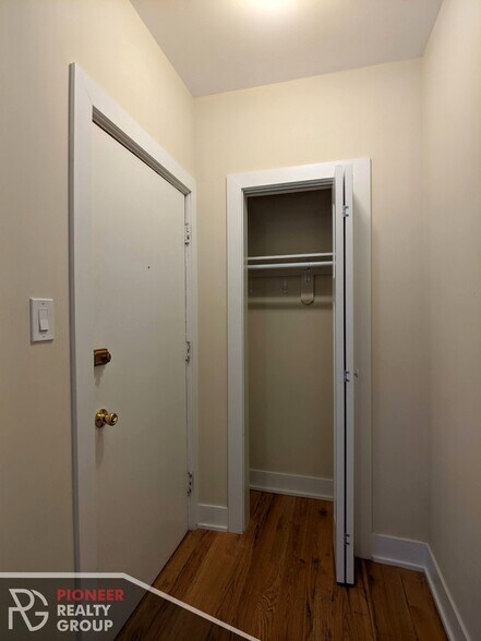 Building Photo - 3732 N Pine Grove Ave