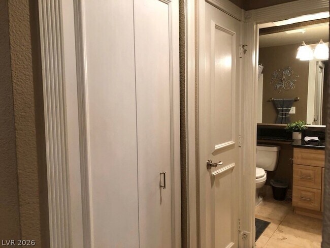 Building Photo - 220 E Flamingo Rd