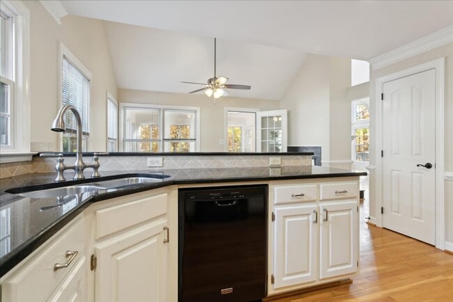 Building Photo - Kingsmill Gem