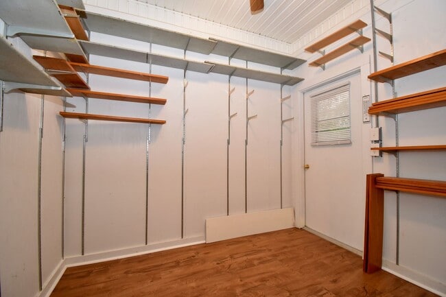Building Photo - Centrally Located 2 Bedroom 2 Bath House