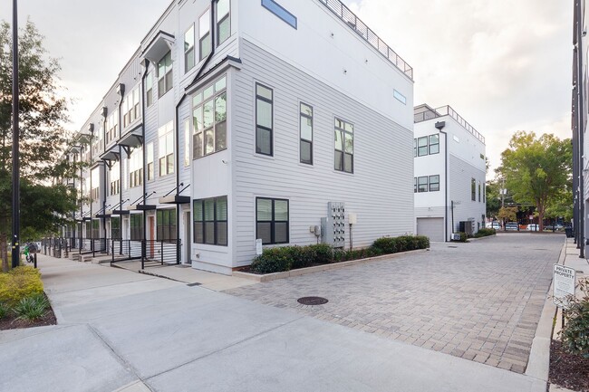 Primary Photo - Beautiful 2bd/2.5ba Contemporary Townhome ...