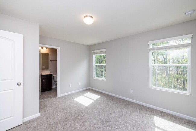 Building Photo - BEAUTIFUL 3BD/2.5BTH Townhome - MALLARD CREEK