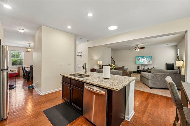 Building Photo - 6216 Oakdale Ridge Ct SE