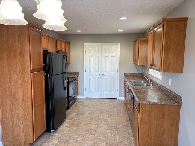 Building Photo - 5012 S Cross Point Ct